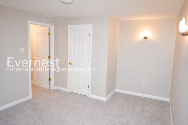 Building Photo - 3 Bed, 2.5 Bath Townhome with Modern Amenities / Available Soon!