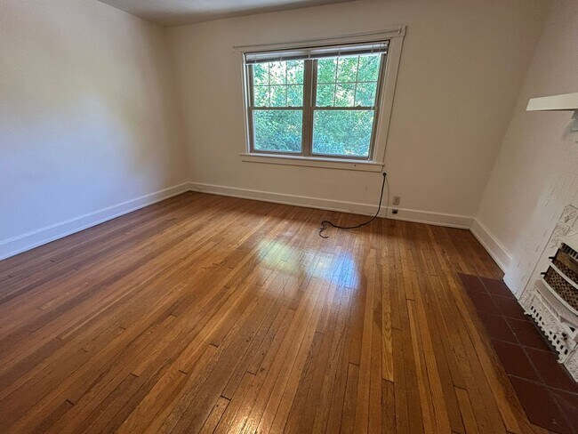 Building Photo - Perfect 3 BR Townhouse in Lovely Squirrel Hill Location! Private Backyard & MORE!! CALL TODAY!