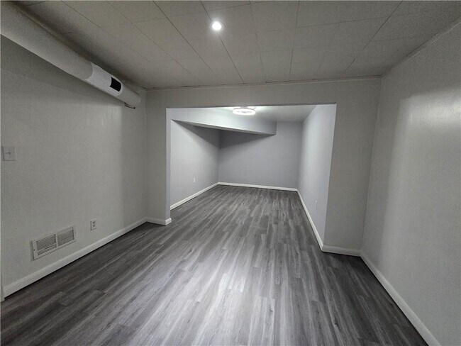 Building Photo - 2468 Dresden Dr NE