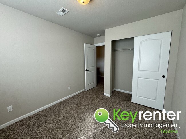 Building Photo - Unique Parkland 4 Bedroom 3 Bath Spacious ...