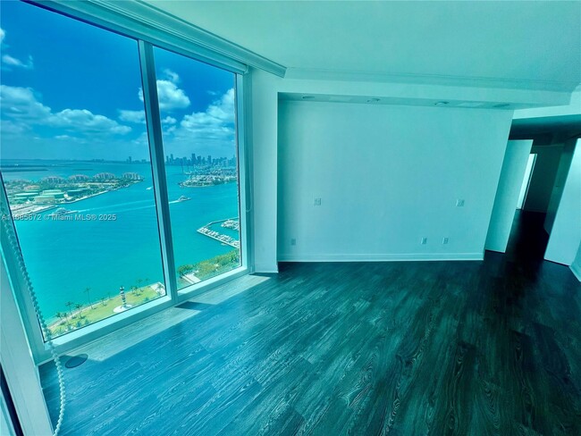 Building Photo - 300 South Pointe Dr