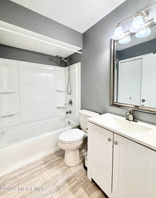 Building Photo - 304 Wellington Pl