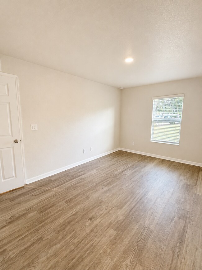 Building Photo - Modern Duplex Available Now