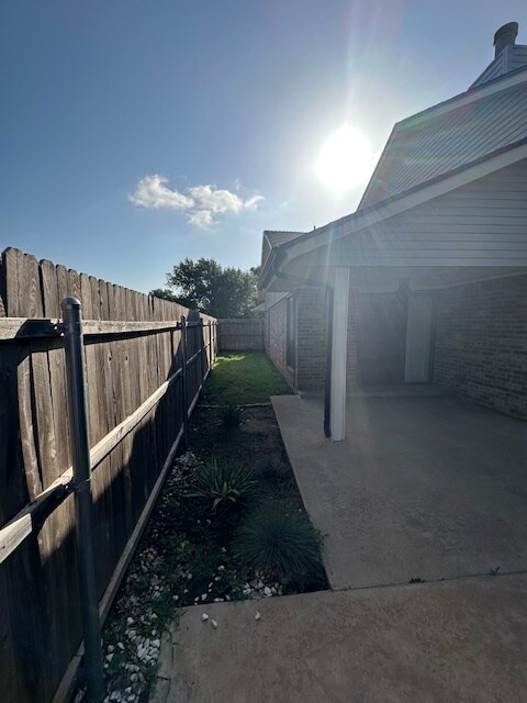 Building Photo - 13909 Fairhill Ave