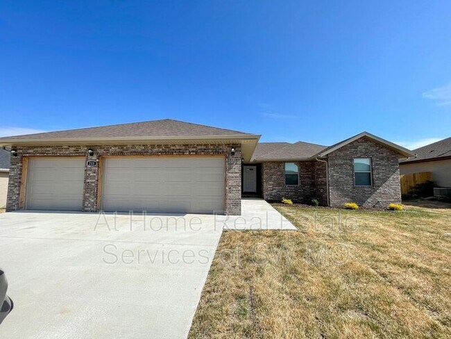 Building Photo - 223 W Canterbury Ln