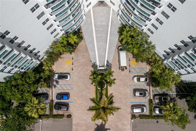 Building Photo - 3001 S Ocean Dr