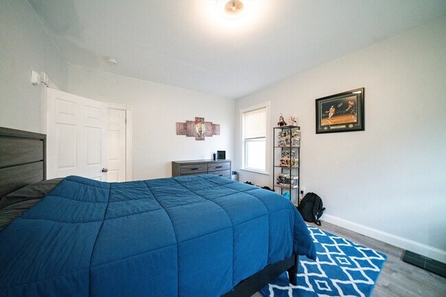 Building Photo - 137 Centre St