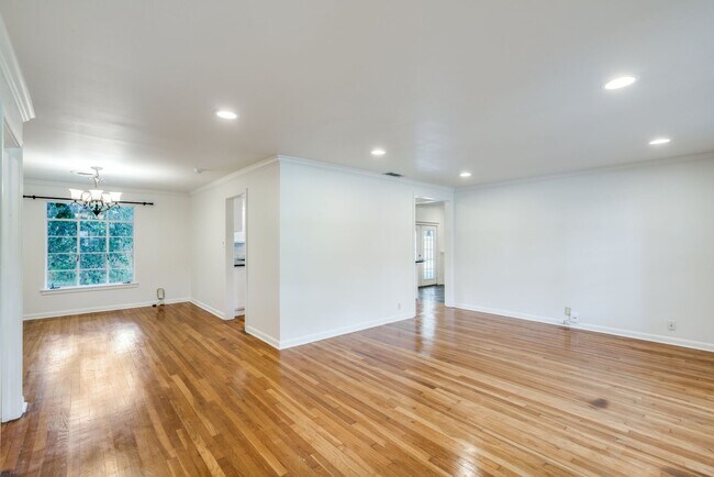 Building Photo - TERRELL HILLS 3-BEDROOM, SINGLE STORY