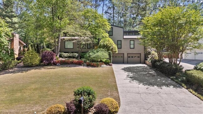 Building Photo - 2420 Castle Ln NE