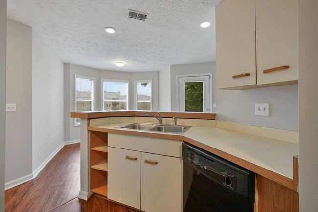 Building Photo - 6804 Willowbrook Dr