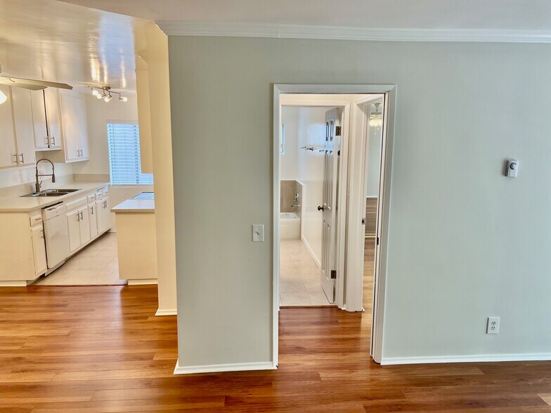 Building Photo - 320 S Clark Dr