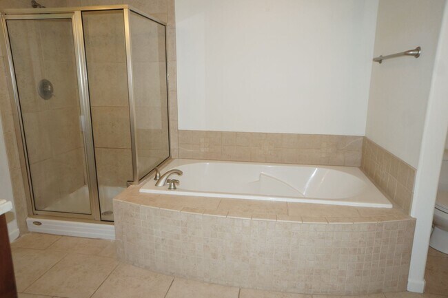 Building Photo - Spectacular SW Liar Hill 3 bedroom Townhouse