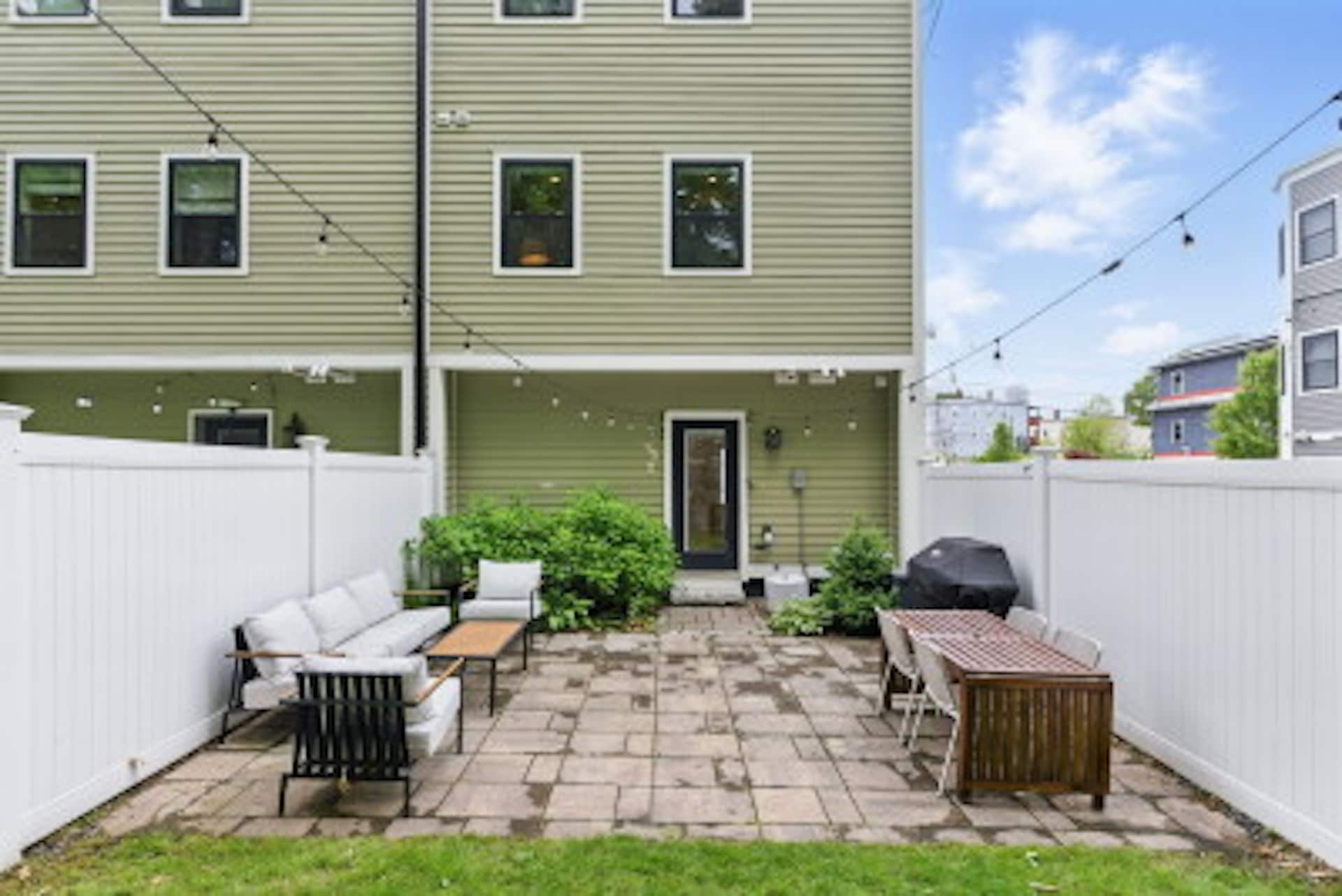 Building Photo - 54 Robey St