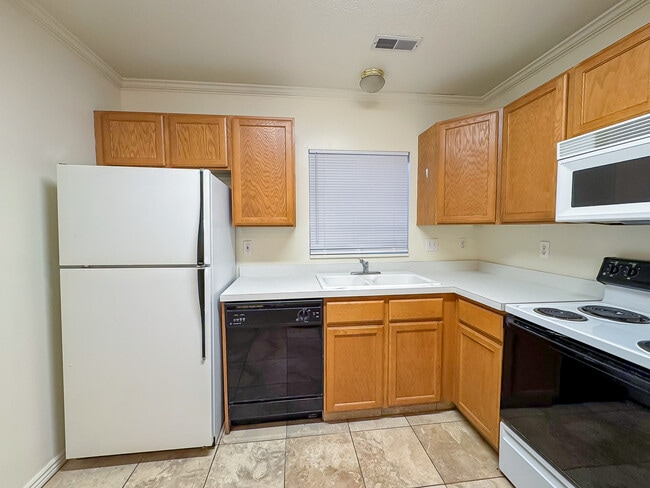 Building Photo - 1611 N Grandview Ln