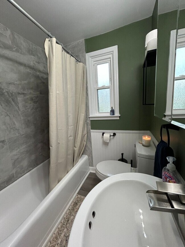 Building Photo - Charming 3 bedroom, 1 bathroom brick home ...