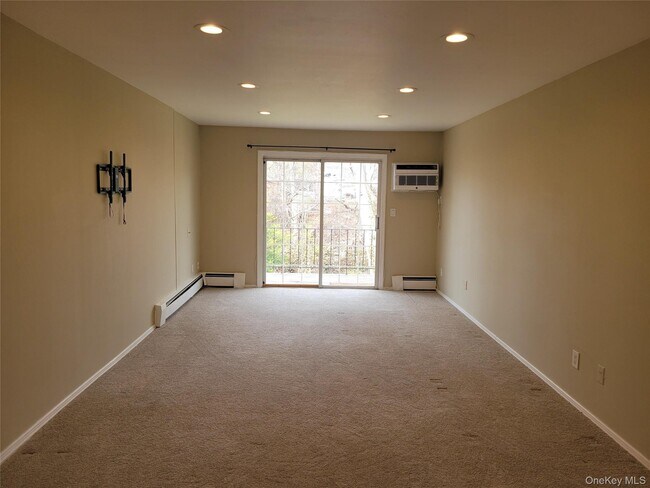 Building Photo - 100 Town House Village