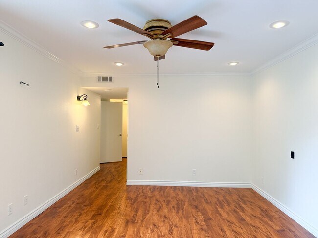 Building Photo - 407 Shoreview Dr