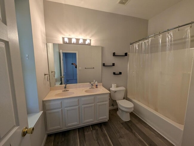Building Photo - Sunshine on Shaw! $250 Off Your First Mont...