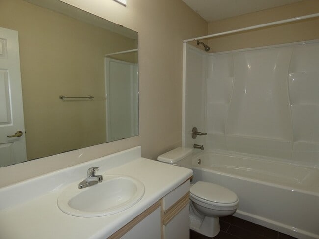 Building Photo - Adorable 2 Bedroom Convenient To Everything