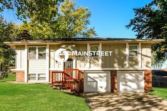 Building Photo - 3 Bedroom Pet-Friendly Home in Blue Springs, MO with Main Street Renewal