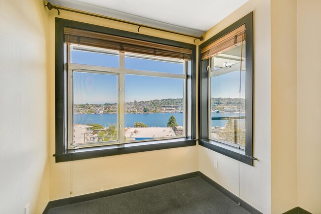 Large Bedroom with water view - 655 Crockett St