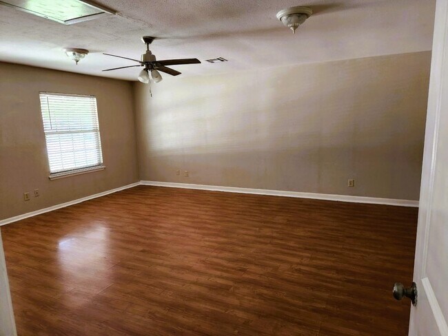 Building Photo - 3515 Castledale Dr