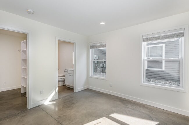 Building Photo - Newly Built 3-bedroom 2 bath Duplex $2200/...