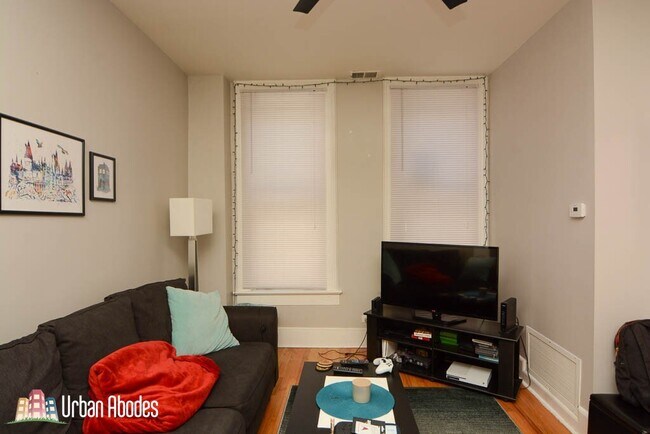 Building Photo - 2030 N Oakley Ave