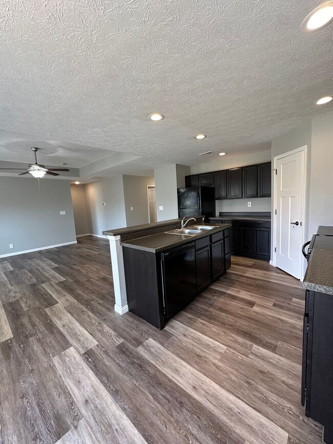 Building Photo - Lovely 3bdrm Home!