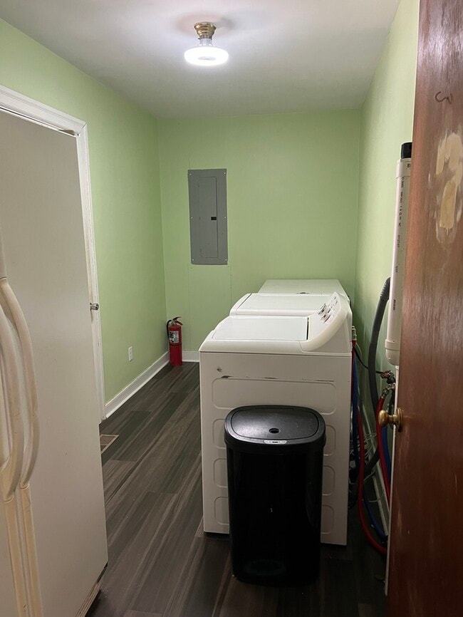 Building Photo - 418 Starke Dr