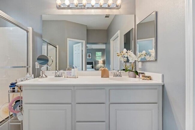 Building Photo - Beautiful 3 bedroom townhouse available fo...