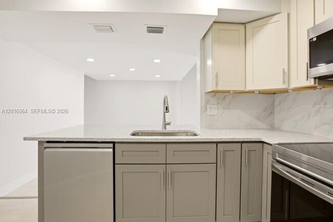 Building Photo - 9425 Fontainebleau Blvd