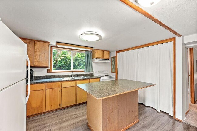 Building Photo - Spacious 4 Bed Lakewood Home w/ 2 Kitchens...
