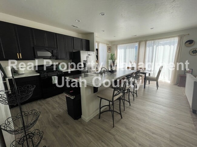 Building Photo - Beautiful Townhome in Pleasant Grove