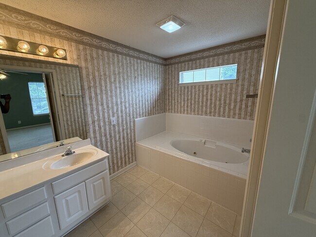 Building Photo - 2804 Mulberry Ln