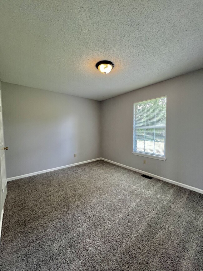 Building Photo - 678 Artic Ave