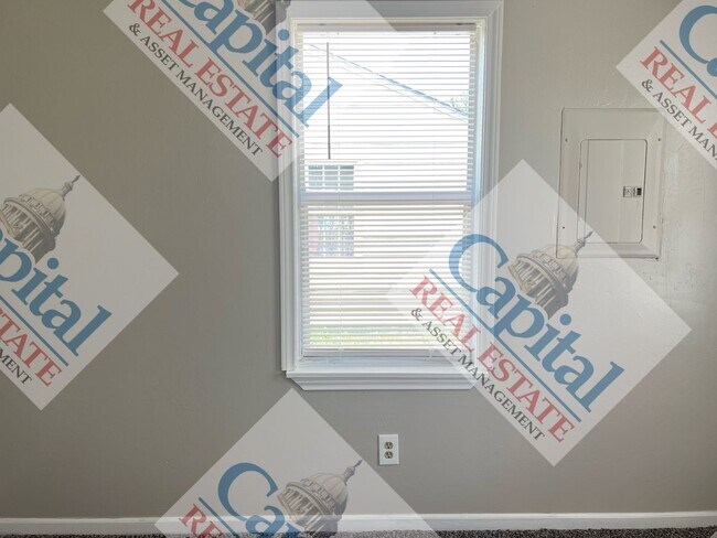 Building Photo - Charming 2 Bedroom