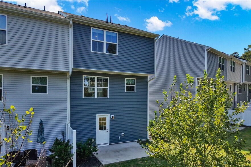 Building Photo - 5941 River Landing Dr