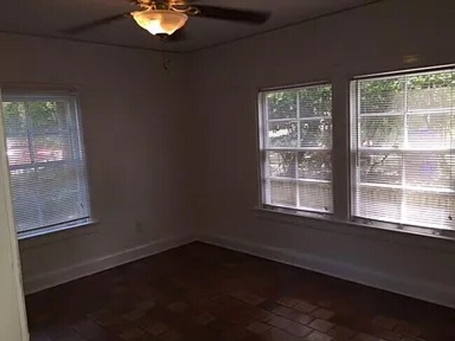 Building Photo - 3 bed 2 bath house near UF campus