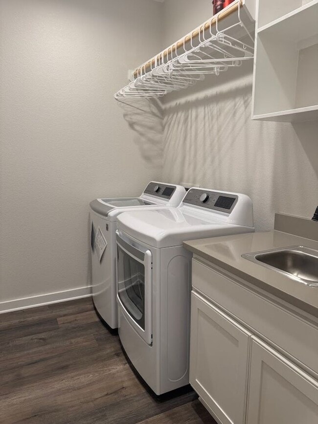 Building Photo - Immaculate Townhome Minutes from Texas A&M