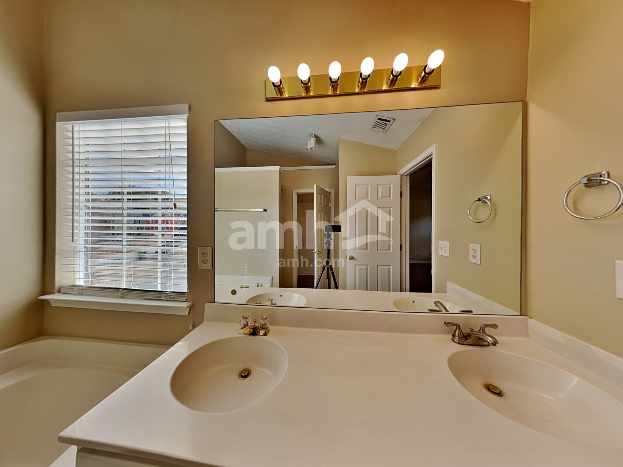 Building Photo - 2533 Plymouth Way