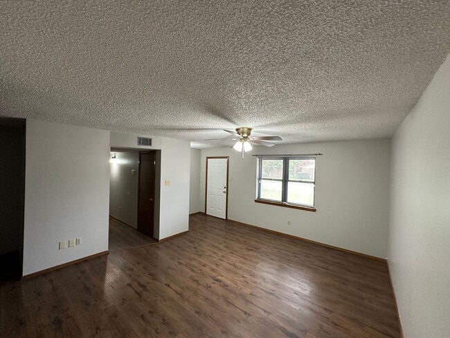 Building Photo - Introducing a charming 3-bedroom, 2-bathroom home located in Russellville, AR