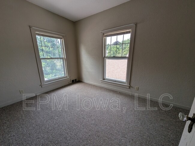 Building Photo - 313 4th Ave SW