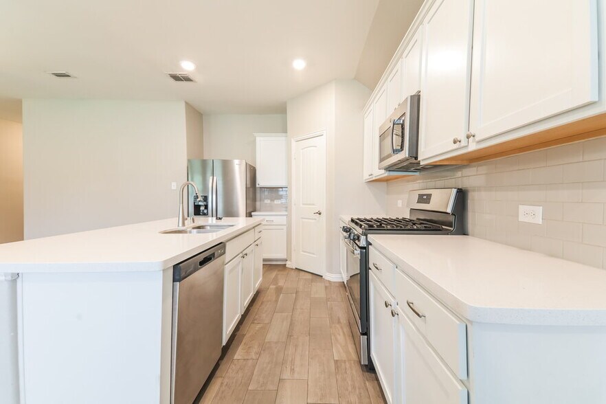 Building Photo - 922 Evergreen St