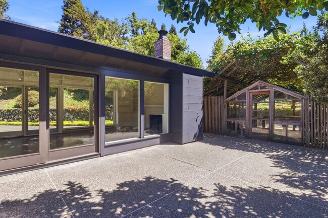 Building Photo - 820 Eucalyptus Ave