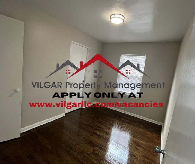 Building Photo - Gorgeous 3 spacious bedrooms, 1 attractive...