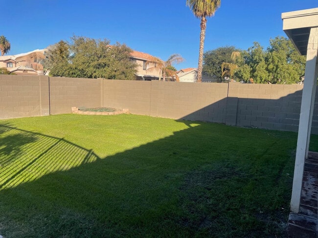 Building Photo - 2422 E Remington Pl