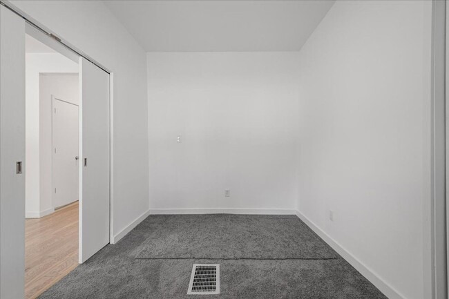 Building Photo - 640 Collins St