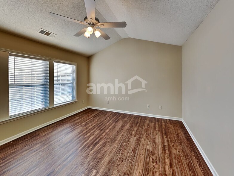 Building Photo - 421 Darter Dr NW