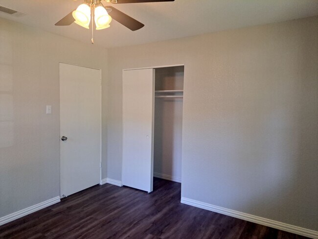 Building Photo - 5 bedroom / 2 bath